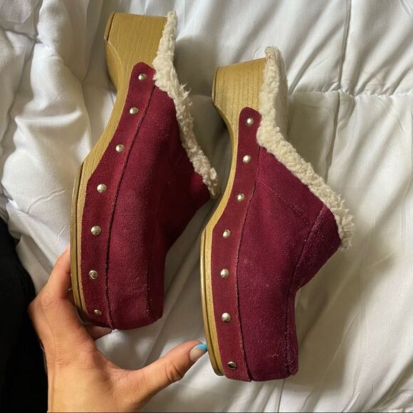 🍄 UGG Style Maroon Pink Slip On Clogs - Picture 1 of 8